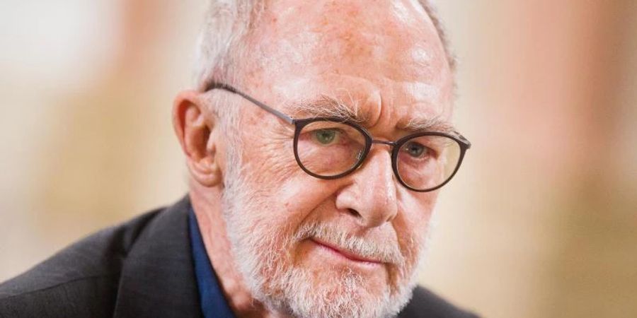 Der Künstler Gerhard Richter macht sich selbst ein Geschenk zum anstehenden Geburtstag. Foto: Rolf Vennenbernd/dpa