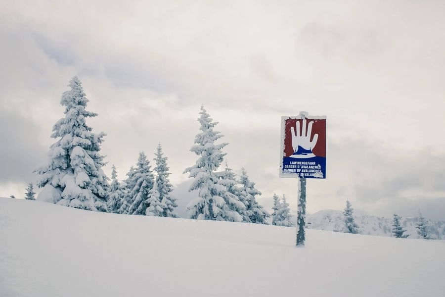 Schnee Lawinenwarnschild