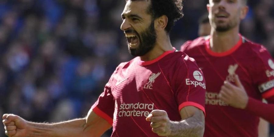 Liverpools Mohamed Salah (l) feiert sein Tor zur 2:0-Führung der Reds. Foto: Kirsty Wigglesworth/AP/dpa