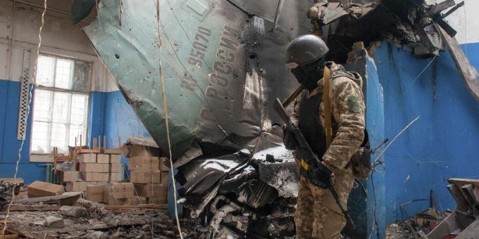 Ukraine Krieg: Ein ukrainischer Soldat betrachtete ein Bruchteil eines abgestürzten russischen Bombers in Charkiw. Ukraine Krieg
