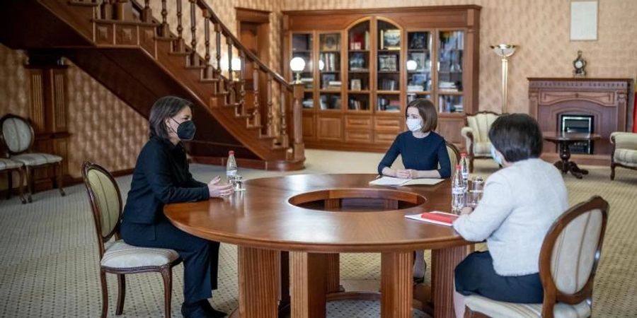 Aussenministerin Annalena Baerbock (l.) spricht in Chisinau mit Maia Sandu (M), der Präsidentin der Republik Moldau und Natalia Gavrilita (r), der Ministerpräsidentin aus Moldau. Foto: Michael Kappeler/dpa