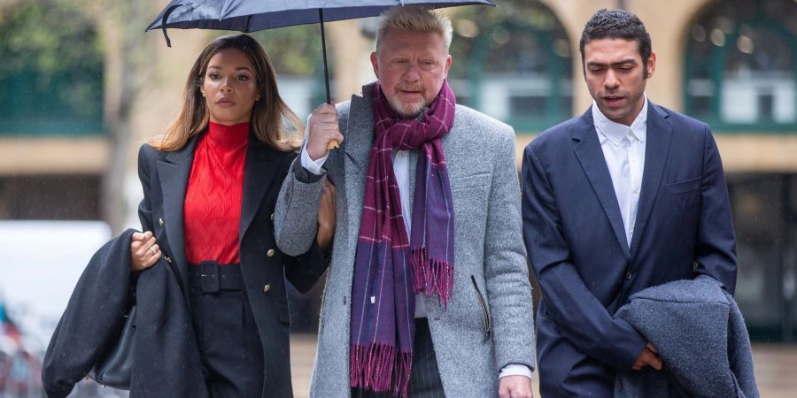 Boris Becker (m) mit Lebensgefährtin Lilian De Carvalho Monteiro (l) und seinem Sohn Elias am Southwark Crown Court in London.