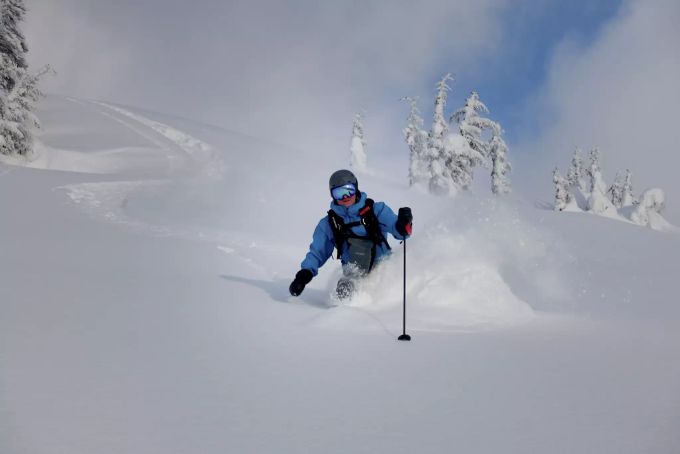 Paradiesische Verhältnisse für Tiefschneefahrer: In den unzugänglichen Coast Mountains können pro Saison bis zu 20 Meter Schnee fallen. Skiabfahrt Skifahrer blau Schnee
