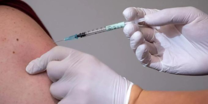 Eine Mann bekommt eine Impfung gegen das Coronavirus (Symbolbild). Foto: Sven Hoppe/dpa Eine Mann bekommt eine Impfung gegen das Coronavirus (Symbolbild). Foto: Sven Hoppe/dpa