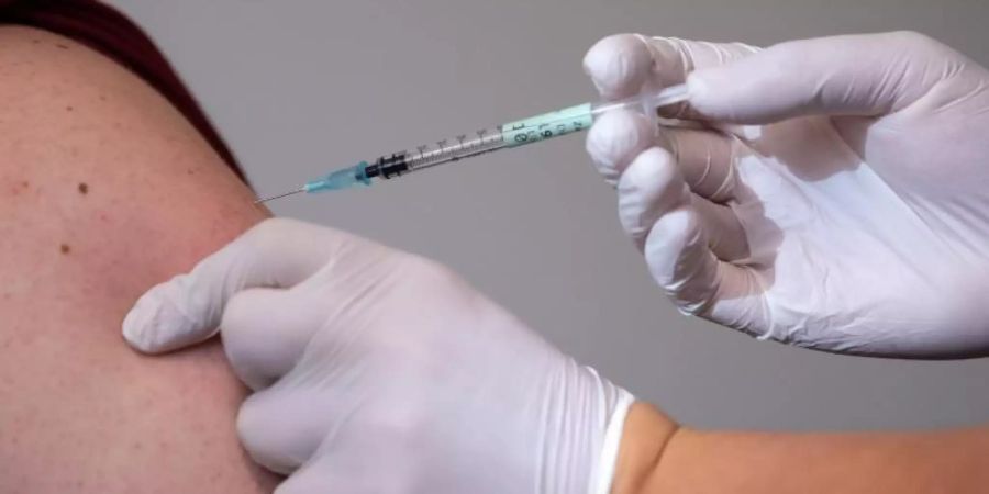 Eine Mann bekommt eine Impfung gegen das Coronavirus (Symbolbild). Foto: Sven Hoppe/dpa