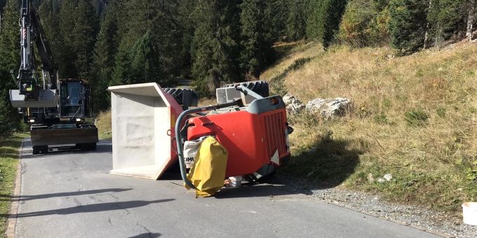 Arosa: Dumper kippt. Arosa: Dumper kippt