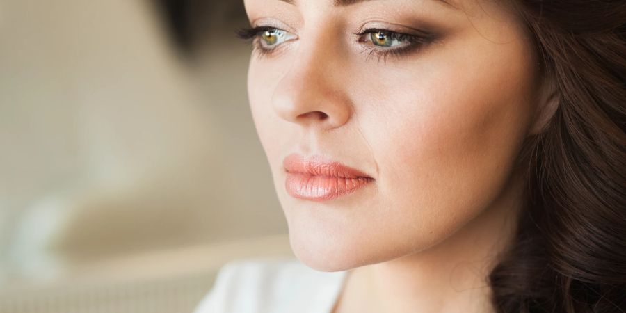 Close-up von schöner brünetter Frau mit dezentem Make-up.