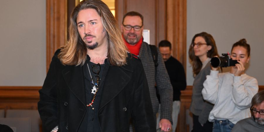 Der deutsche Rockmusiker Gil Ofarim (l.) betritt den Saal des Landgerichts in Leipzig mit einem seiner Anwälte.