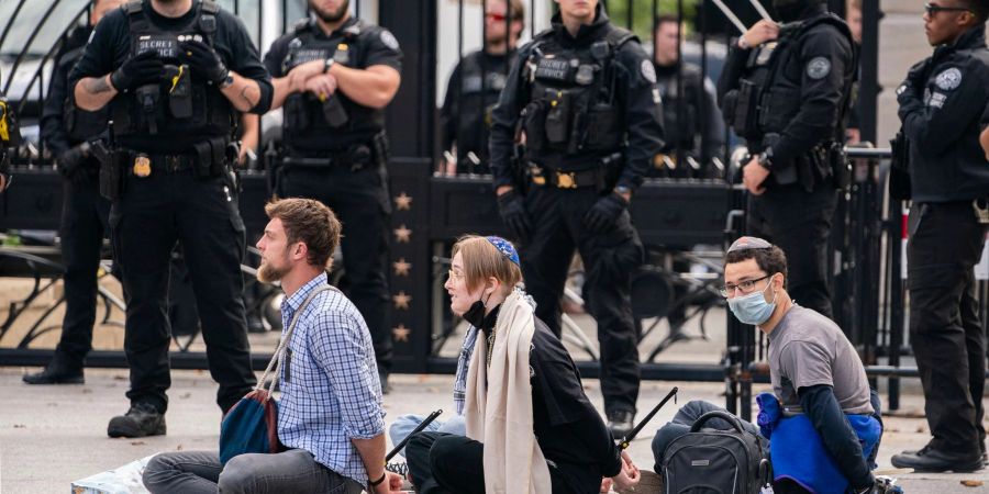 Der Secret Service nimmt in Washington Demonstranten fest, weil sie während ihres Protests für einen Waffenstillstand im Gazastreifen den Eingang zum Weissen Haus blockiert haben.