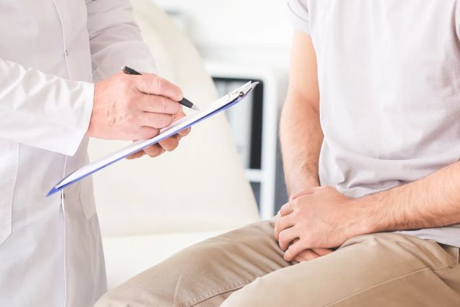 Mann beim Urologen