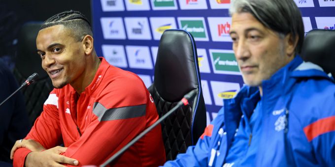 Manuel Akanji ist vor dem Quali-Spiel gegen Israel zu Scherzen aufgelegt. Manuel Akanji