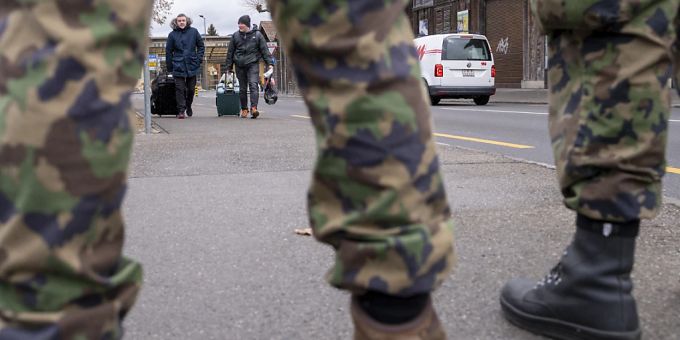 Der Bundesrat will die Dauer von Rekrutenschulen und Wiederholungskursen flexibler gestalten: Einrücken in die RS in Thun. (Archivbild) Schweizer Armee Bundesrat