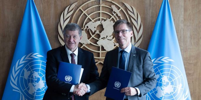Uno-Untergeneralsekretär Guy Ryder und ETH-Präsident Joël Mesot beim Handshake nach der Unterzeichnung des Memorandum of Understanding.