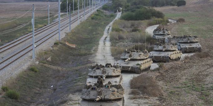 Israelische Panzer in der Nähe der israelischen Grenze zum Gazastreifen. (Archivbild) israel panzer