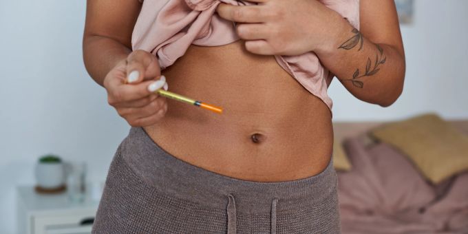 Eine Hormonersatztherapie kann helfen, die Wechseljahre erträglicher zu machen. Frau Spritze Bauch