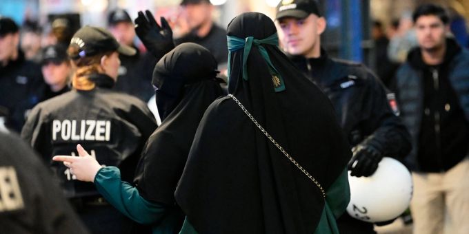Trotz Verbots der Veranstaltung versammelte sich eine Gruppe von pro-palästinensischen Demonstrantinnen und Demonstranten am Hamburger Hauptbahnhof. Die Polizei reagierte mit Festnahmen. Trotz Verbots der Veranstaltung versammelte sich eine Gruppe von pro-palästinensischen Demonstrantinnen und Demonstranten am Hamburger Hauptbahnhof. Die Polizei reagierte mit Festnahmen.