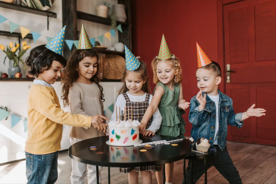 «Weil die Kinder während Corona Entbehrungen machen mussten, wollen die Eltern dies jetzt kompensieren», sagt eine Expertin. (Symbolbild)