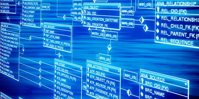 Auf einem Bildschirm wird ein komplexer Algorithmus aus Datenbefehlen dargestellt.