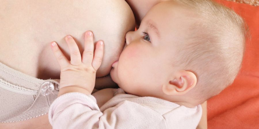 Babys decken ihren Bedarf über die Muttermilch. Es kommt auf die Grösse des Kindes an, wie viel es trinken sollte.