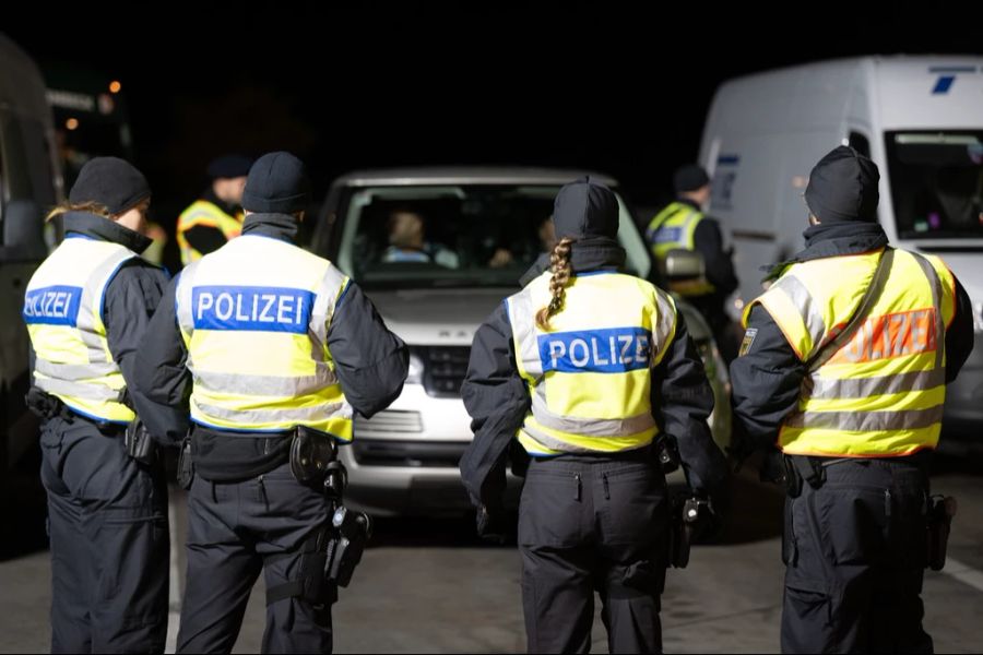 Polizisten Rastplatz Grenzkontrolle