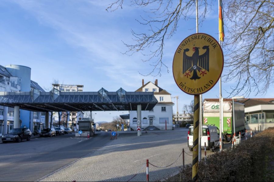 Der Grenzübergang in Lörrach (D).