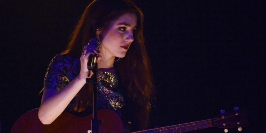 Die britische Musikerin Birdy ist der Eröffnungsact am 15. Zermatt Unplugged. Zu entdecken gibt es den neuen Stil ihres jüngsten Albums als akustisches Konzert. (Archivbild)