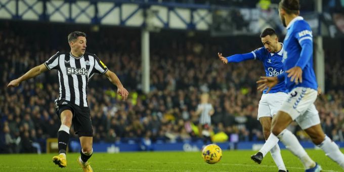 Fabian Schär (l.) und seine Kollegen müssen in der SChlussphase gegen den FC Everton drei Gegentore hinnehmen. Fabian Schär Premier League