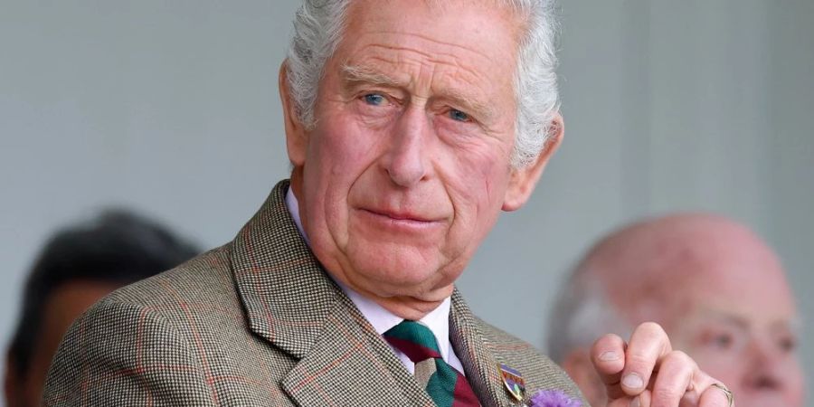 König Charles III. und seine legendären Finger.