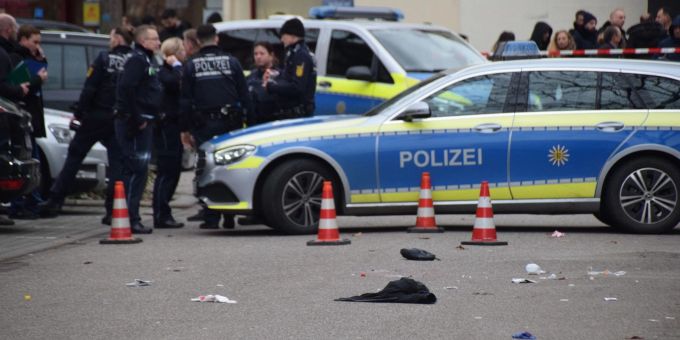 Einsatzkräfte der Polizei sichern den Tatort in Mannheim. Einsatzkräfte der Polizei sichern den Tatort in Mannheim.
