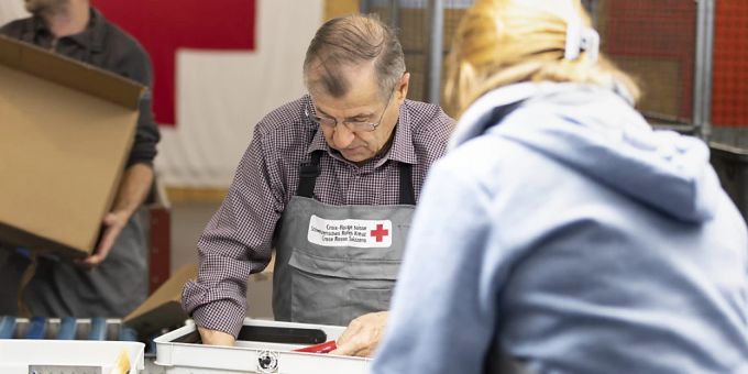 Die Solidarität bei Katastrophen und Krisen hält in der Schweiz an, doch der Rückgang der Spenden für die Entwicklungszusammenarbeit beunruhigt die Branche. (Symbolbild) Die Solidarität bei Katastrophen und Krisen hält in der Schweiz an, doch der Rückgang der Spenden für die Entwicklungszusammenarbeit beunruhigt die Branche. (Symbolbild)