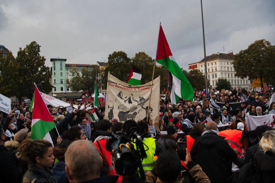 In Europa ist die Solidarität mit Palästina gross. An einigen Demonstrationen nehmen Hunderttausende Menschen teil. Hier abgebildet: Eine Demo in Berlin.