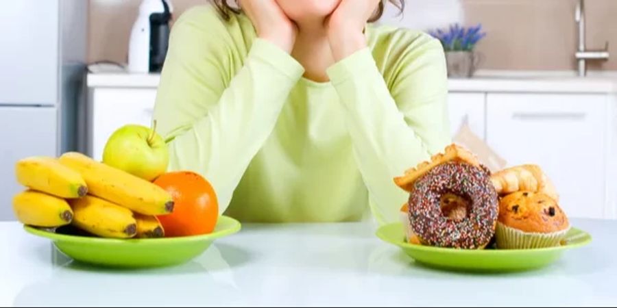 Bei der Anwendung des Fastens muss nicht immer vollständig auf Essen verzichtet werden.