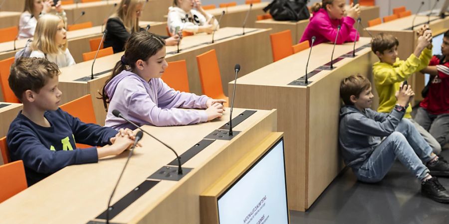Mädchen und Buben beim Zukunftstag im letzten Jahr bei einer «Medienkonferenz» im Medienzentrum des Bundeshauses. (Archivbild)