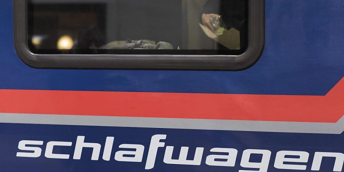 Im Schlafwagen von Berlin nach Paris - erstmals seit vielen Jahren steht diese Verbindung wieder im Fahrplan der Deutschen Bahn. Der erste Zug in Richtung Paris und Brüssel verlässt am Montagabend Deutschlands Hauptstadt, wie die Bahn mitteilte. (Archivbild) Im Schlafwagen von Berlin nach Paris - erstmals seit vielen Jahren steht diese Verbindung wieder im Fahrplan der Deutschen Bahn. Der erste Zug in Richtung Paris und Brüssel verlässt am Montagabend Deutschlands Hauptstadt, wie die Bahn mitteilte. (Archivbild)