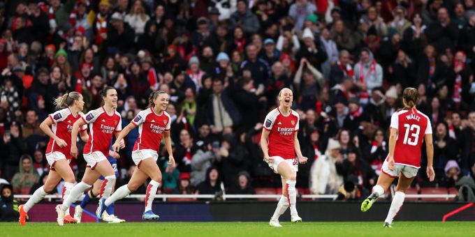 Alisha Lehmann sieht einen 4:1-Sieg von Arsenal gegen Chelsea vor 59'000 Fans – ein neuer Rekord. Arsenal Chelsea Alisha Lehmann