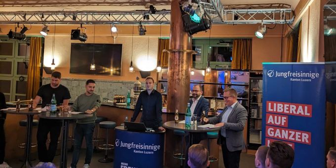 Die Jungfreisinnigen Luzern organisierten ein Podium zur «Fangewalt-Initiative» der Mitte. Jungfreisinnige Podium