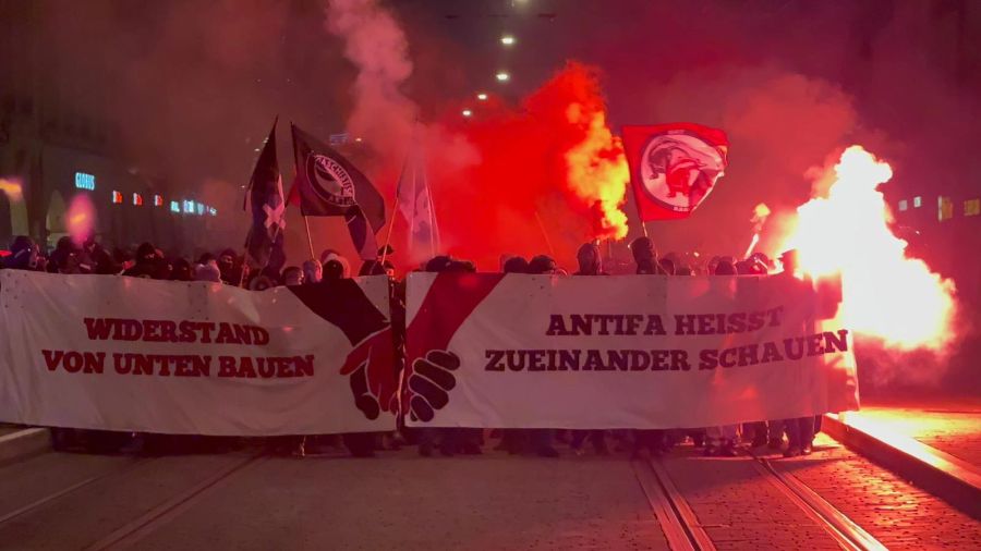 Die Antifa zieht durch Bern.