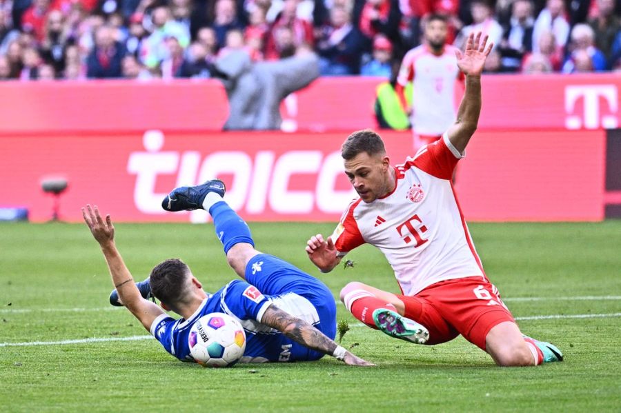 Schon nach vier Minuten kommt Joshua Kimmich gegen Mehlem zu spät und sieht Rot.