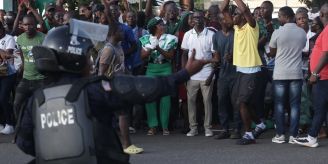 Nach Wahlergebnis - Auto fährt in Menschenmenge in Liberia Nach Wahlergebnis - Auto fährt in Menschenmenge in Liberia