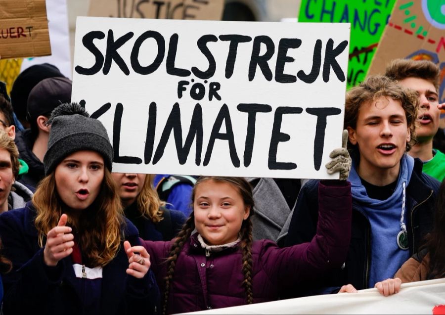 Luisa Neubauer (Links) und Greta Thunberg (Mitte) verbindet eine lange gemeinsame Geschichte. Hier marschieren sie im März 2019 gemeinsam in Berlin.