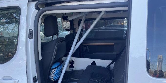 St. Gallen: Metallrohre stürzen auf Auto. Metallrohre durschlagen Autodach