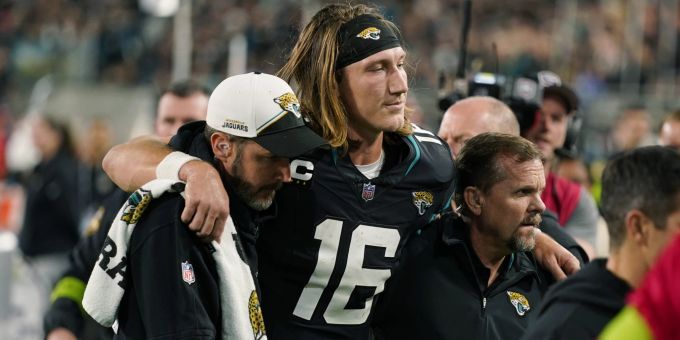 QB Trevor Lawrence (Jacksonville Jaguars) verletzte sich in der NFL beim Spiel gegen die Cincinnati Bengals. Trevor Lawrence Jaguars NFL