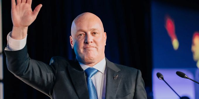 Chris Luxon wird Neuseelands nächster Premierminister, da seine Mitte-Rechts-Partei National die Wahlen im Land gewinnt. Chris Luxon winkend