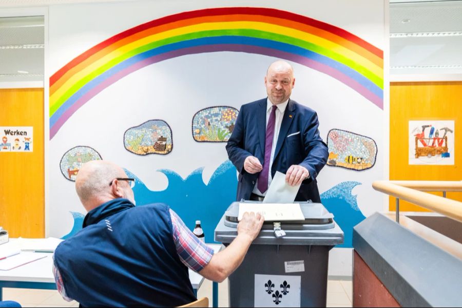 Diese jungen Männer machen sich Sorgen um ihre finanzielle Zukunft, aber auch um ihre Männlichkeit. Im Bild: Robert Lambdrou, AfD-Spitzenkandidat in Wiesbaden, Hessen.