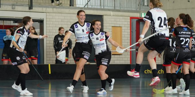 UBR-Spielerinnen feiern Sieg gegen Chilis Rümlang-Regensdorf. Unihockey Basel Regio Frauen