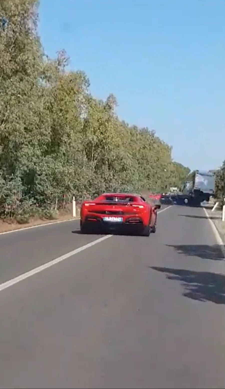 Hier krachen der Ferrari und der Lamborghini zusammen, daraufhin prallt der Lamborghini in den Wohnwagen. Dies sind Screenshots von den Dashcam-Aufnahmen.