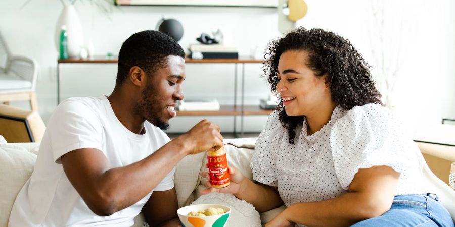 Menschen Snack Wohnzimmer