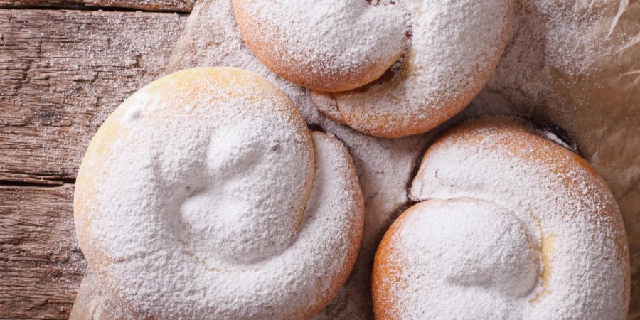 Frisch gebackene süsse Brötchen mit Puderzucker