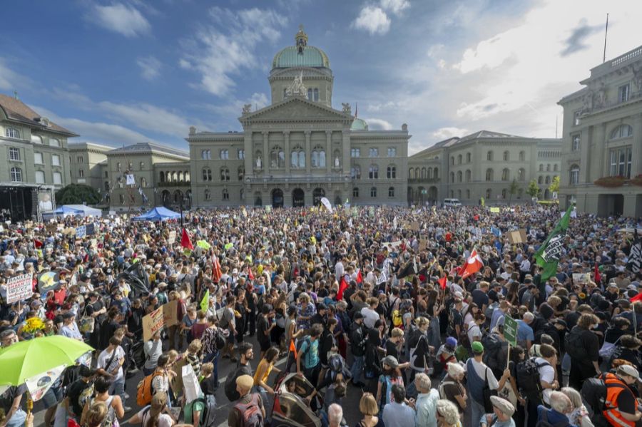 Die Klimademo versammelt sich auf dem Bundesplatz.