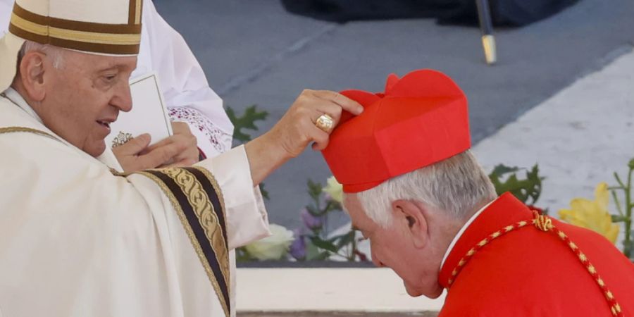 Der neu gewählte Kardinal Emil Paul Tscherrig aus dem Wallis erhielt am Samstag von Papst Franziskus das rote Birett als Kopfbedeckung.